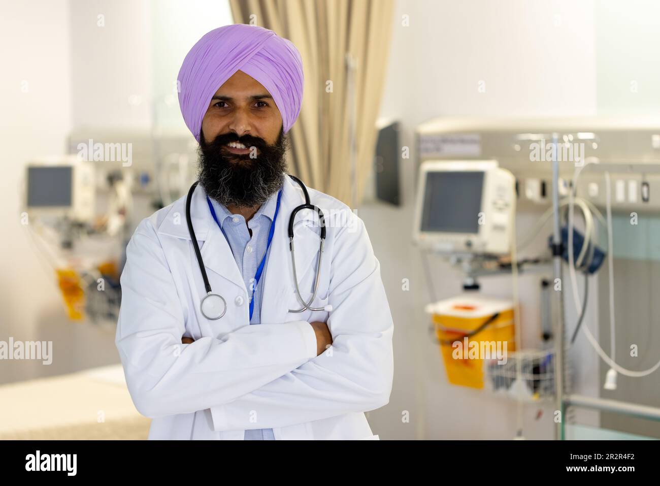 Portrait d'un homme de silkh heureux portant le turban et le stéthoscope souriant à l'hôpital Banque D'Images