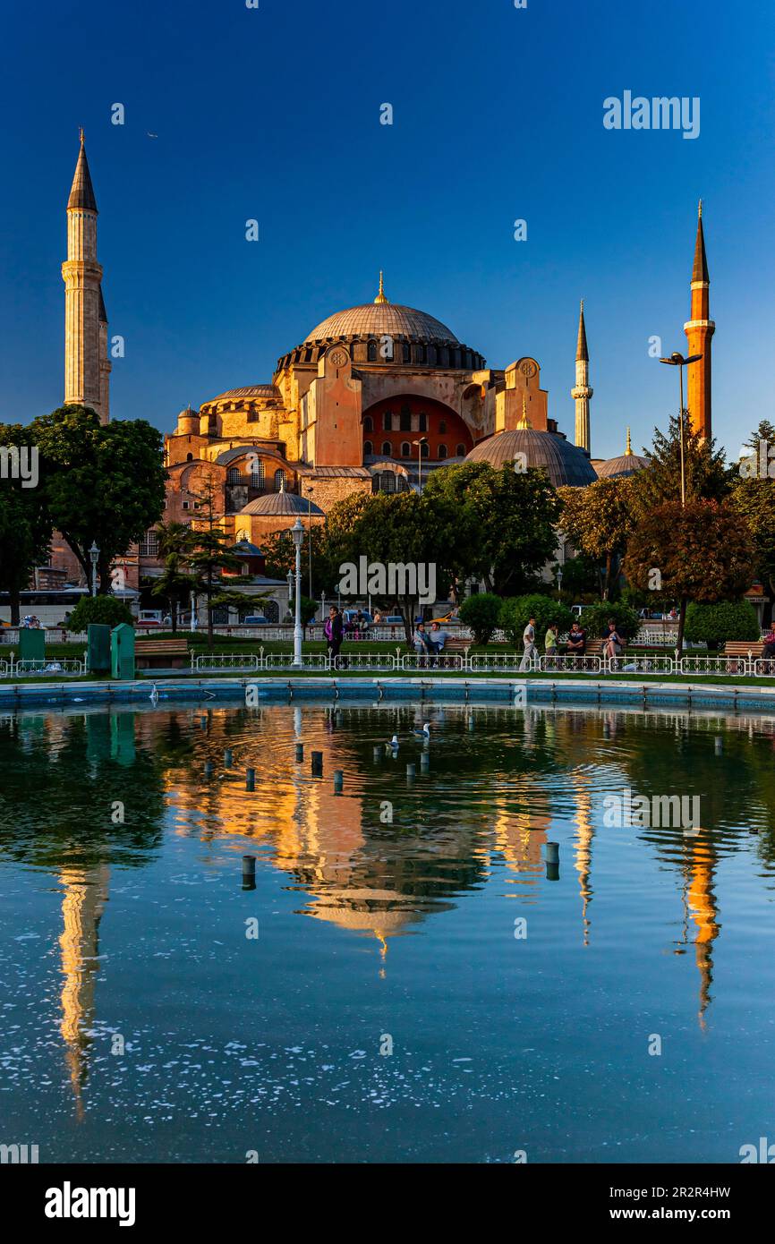 Sainte-Sophie (Aya sofia), Parc du Sultan Ahmet, matin, quartiers historiques d'Istanbul, place Sultanahmet, Istanbul, Turquie Banque D'Images