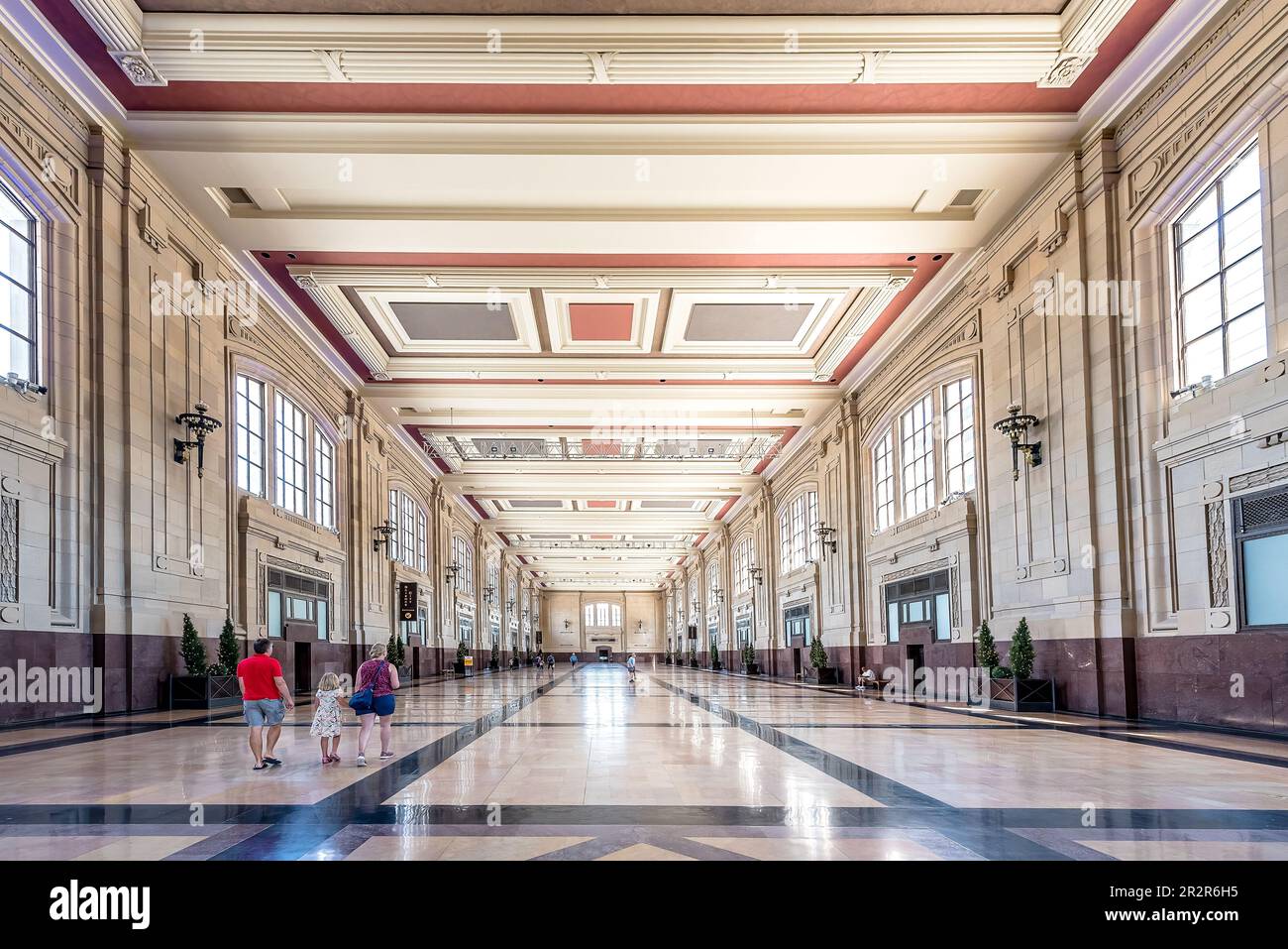 Kansas City, Missouri- 11 juillet 2022 : une famille se trouvant sur la Grand Plaza de la gare historique Union Station à Kansas City, Missouri Banque D'Images