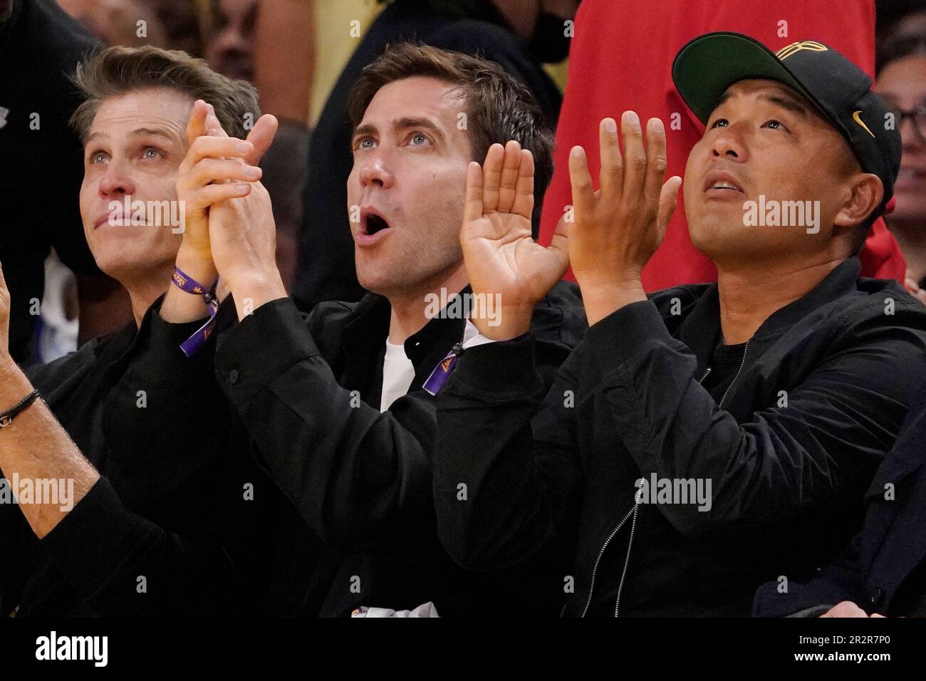 Actor Jake Gyllenhaal, center, attends Game 3 of the NBA basketball Western Conference Final series between the Los Angeles Lakers and the Denver Nuggets Saturday, May 20, 2023, in Los Angeles. (AP Photo/Mark J. Terrill) Banque D'Images