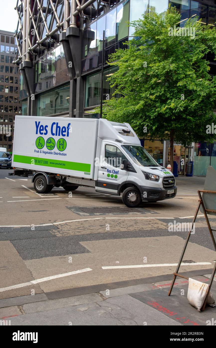 Londres, Royaume-Uni - 10 mai 2023 : minibus de livraison YesChef sur la rue London. Oui Chef fournit des fruits et légumes spécialisés à l'industrie de la restauration si Banque D'Images