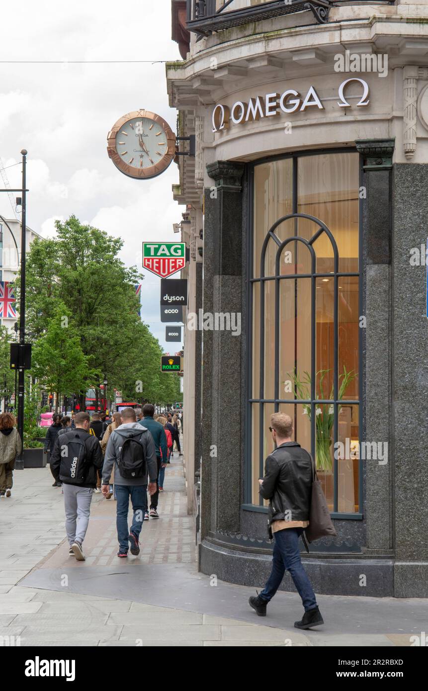 Londres, Royaume-Uni - 9 mai 2023 : boutique de montres de luxe Omega. Omega sa est un horloger suisse de luxe basé en Suisse. Banque D'Images