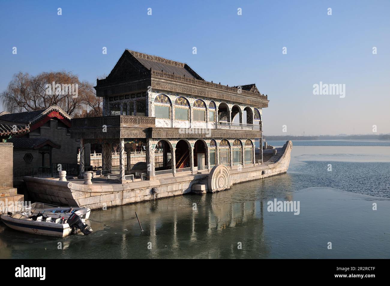 Bateaux ornés au Palais d'été de Pékin Banque D'Images