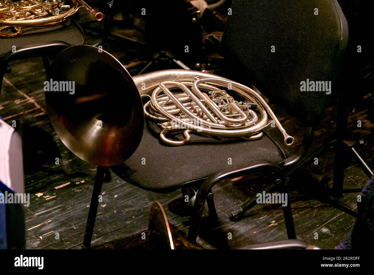 L'image d'une corne d'instrument de vent musical repose sur une chaise Banque D'Images