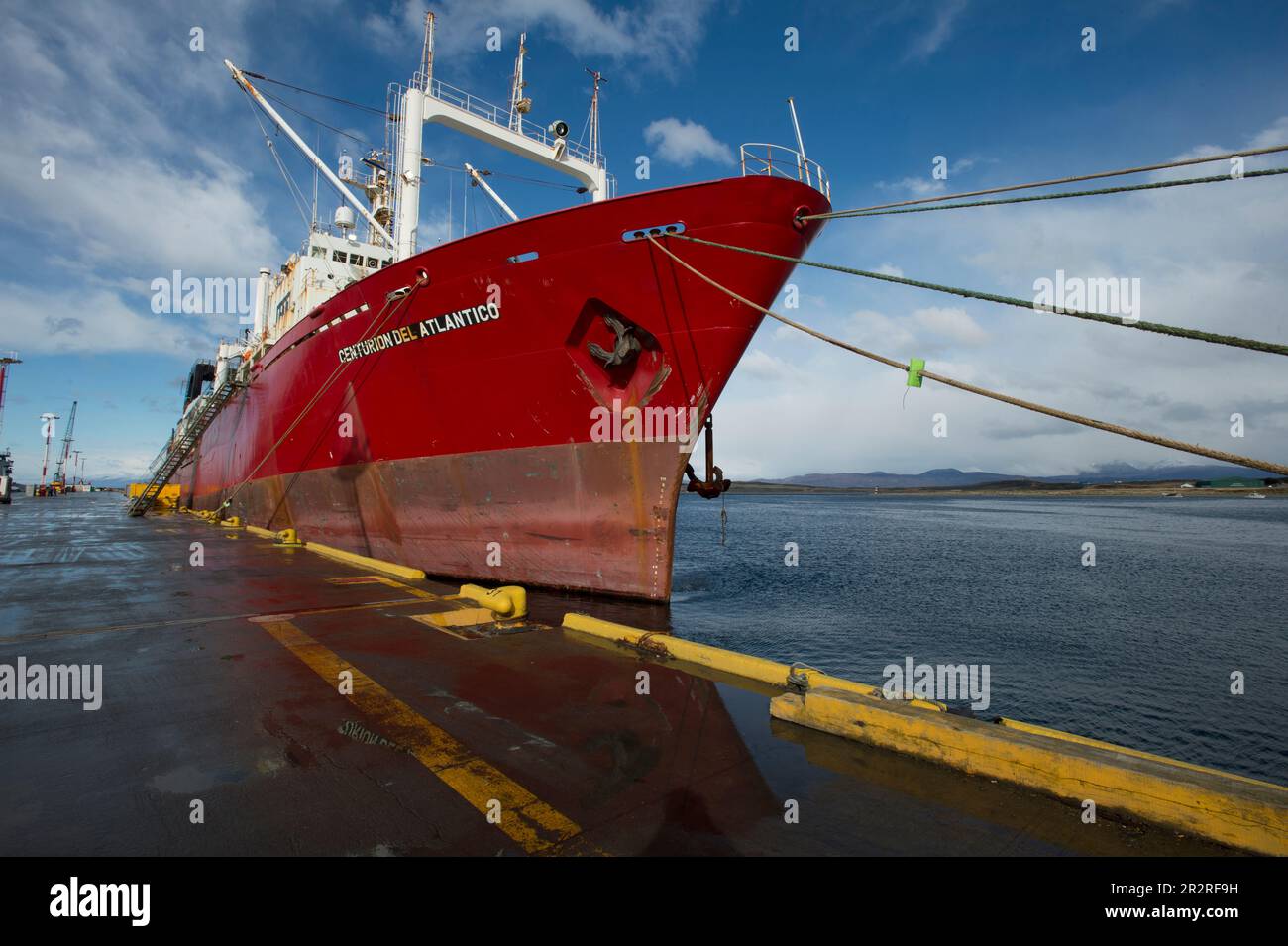 Navire rouge (chalutier d'usine) au quai d'Ushuaia en Argentine Banque D'Images