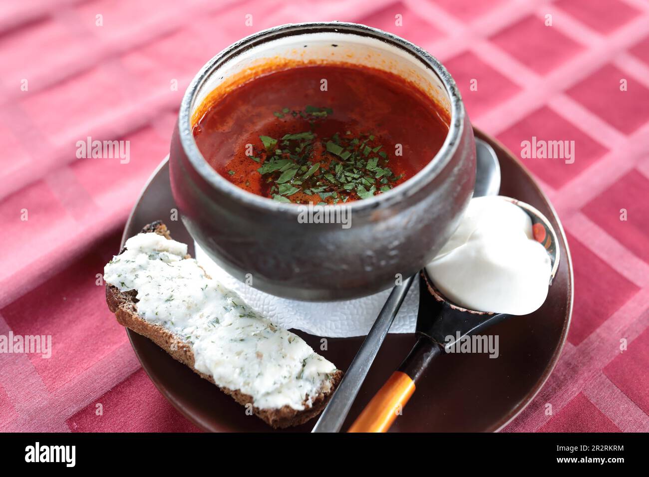 Bol de borscht au bacon vrillé sur du pain au restaurant Banque D'Images