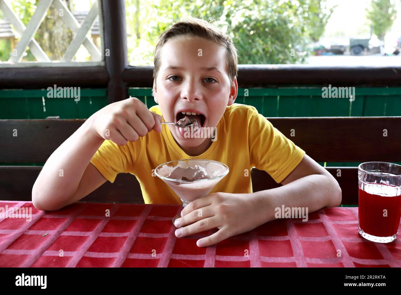 Les enfants mangent de la glace dans le belvédère du restaurant Banque D'Images