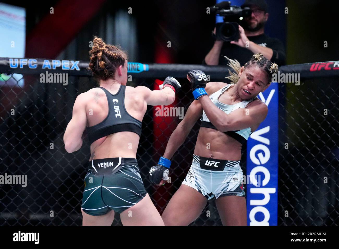 Las Vegas, Nevada, États-Unis. 20th mai 2023. LAS VEGAS, NV - 20 MAI : (G-D) Mackenzie Dern poinçons Angela Hill dans leur combat de poids à la force féminine lors de l'événement UFC Vegas 73 à UFC Apex on 20 mai 2023, à Las Vegas, Nevada, États-Unis. (Photo de Louis Grasse/PxImages) crédit: PX Images/Alamy Live News Banque D'Images