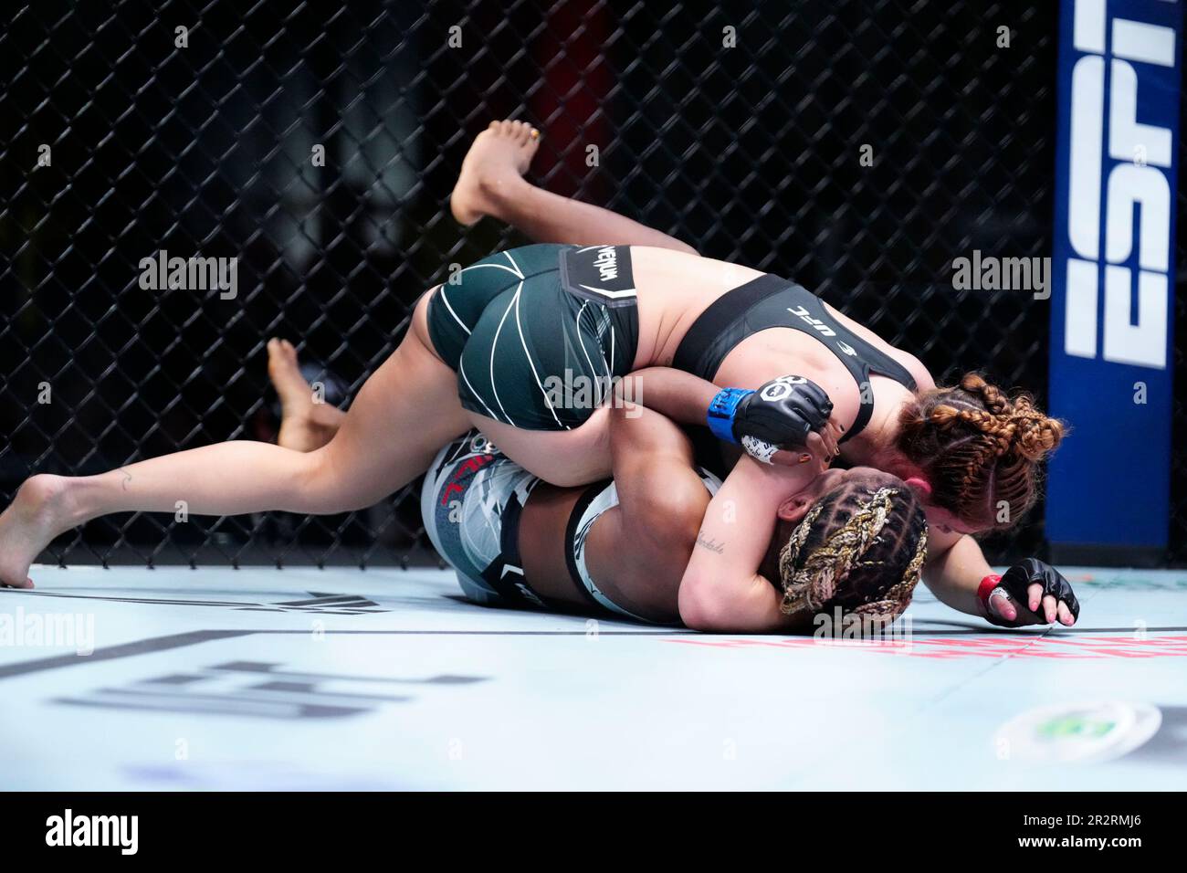 Las Vegas, Nevada, États-Unis. 20th mai 2023. LAS VEGAS, NV - MAI 20 : Mackenzie Dern (haut) contrôle le corps d'Angela Hill dans leur combat de poids à la barre féminin lors de l'événement UFC Vegas 73 à UFC Apex on 20 mai 2023, à Las Vegas, Nevada, États-Unis. (Photo de Louis Grasse/PxImages) crédit: PX Images/Alamy Live News Banque D'Images