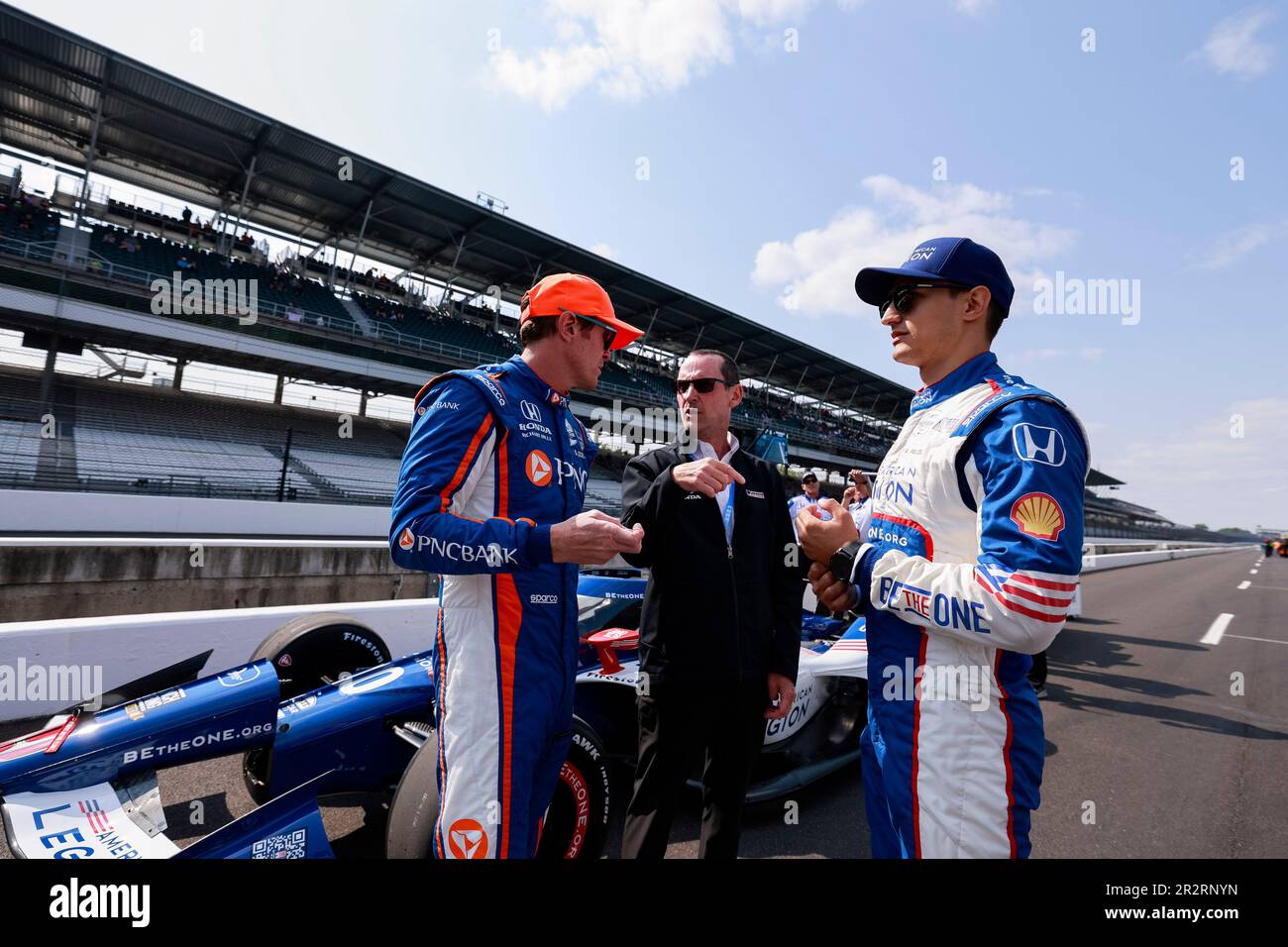 Indianapolis, États-Unis. 20th mai 2023. Les coéquipiers Álex Palou (10) d'Espagne et Chip Ganassi Racing, et Scott Dixon (9) de Nouvelle-Zélande et Chip Ganassi Racing parlent en ligne pendant les qualifications pour l'Indy 500 2023 au circuit automobile d'Indianapolis à Indianapolis. (Photo de Jeremy Hogan/SOPA Images/Sipa USA) crédit: SIPA USA/Alay Live News Banque D'Images