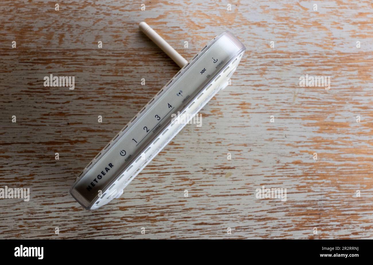 Modem/routeur ADSL sans fil 54 Mbit/s NETGEAR DG834G en plastique blanc attrayant Banque D'Images Modem/routeur ADSL sans fil 54 Mbit/s NETGEAR DG834G en plastique blanc attrayant Banque D'Images