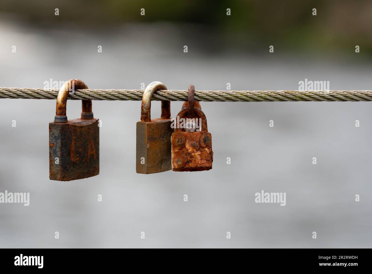 Des casiers rouillés sur un fil de pont. Amour dévouement et dévotion Banque D'Images