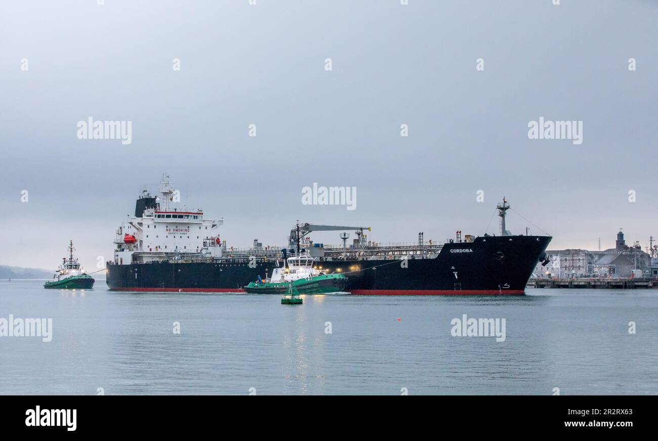 Cobh, Cork, Irlande. 21st mai 2023. En début de matinée, le pétrolier Cordoba est escorté vers le haut de la rivière par les remorqueurs DSG Alex et DSG Titan pendant qu'elle passe Cobh sur son chemin à Ringaskiddy, Co. Cork, Irlande. - Crédit; David Creedon / Alamy Live News Banque D'Images