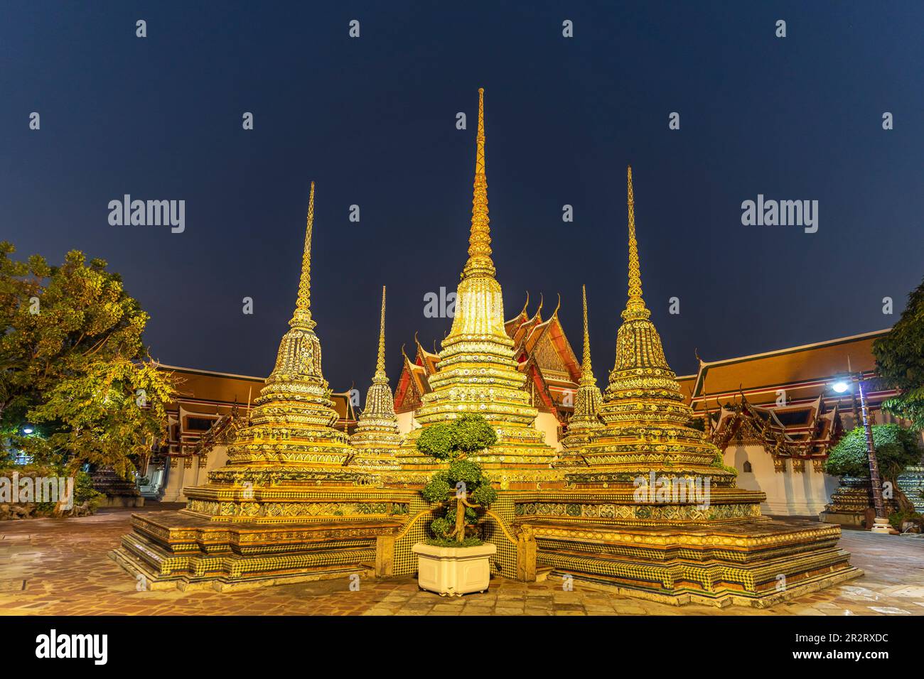 Chedis im buddhistischen Tempel Wat Pho in der Abenddämmerung, Bangkok, Thaïlande, Asif | Chedis du temple bouddhiste complexe Wat Pho au crépuscule, B Banque D'Images