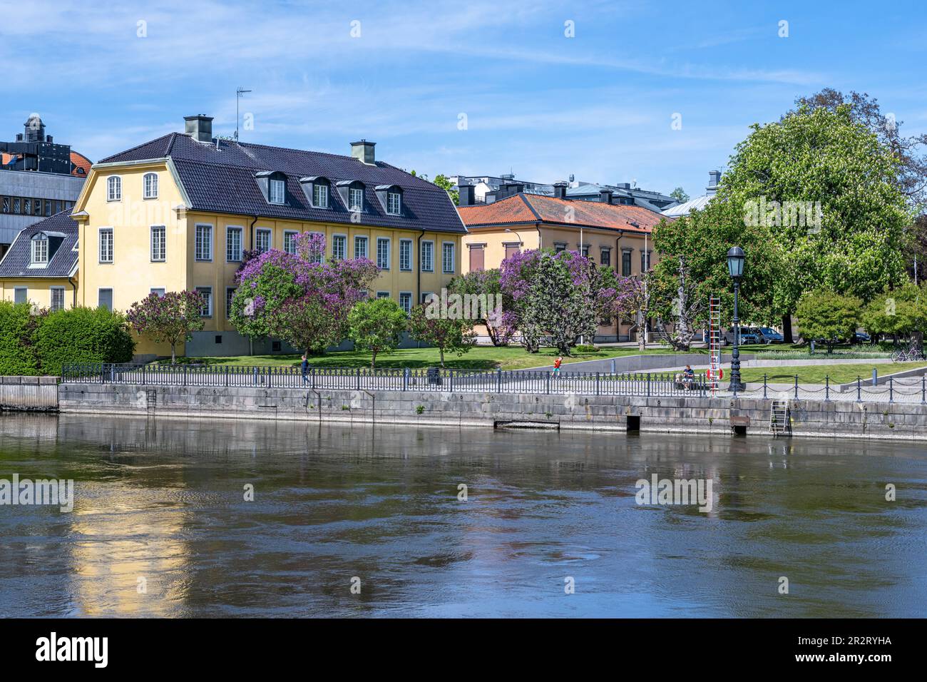 Carl Johans Park lors d'une journée de printemps ensoleillée à Norrkoping. Norrkoping est une ville industrielle historique de Suède. Banque D'Images