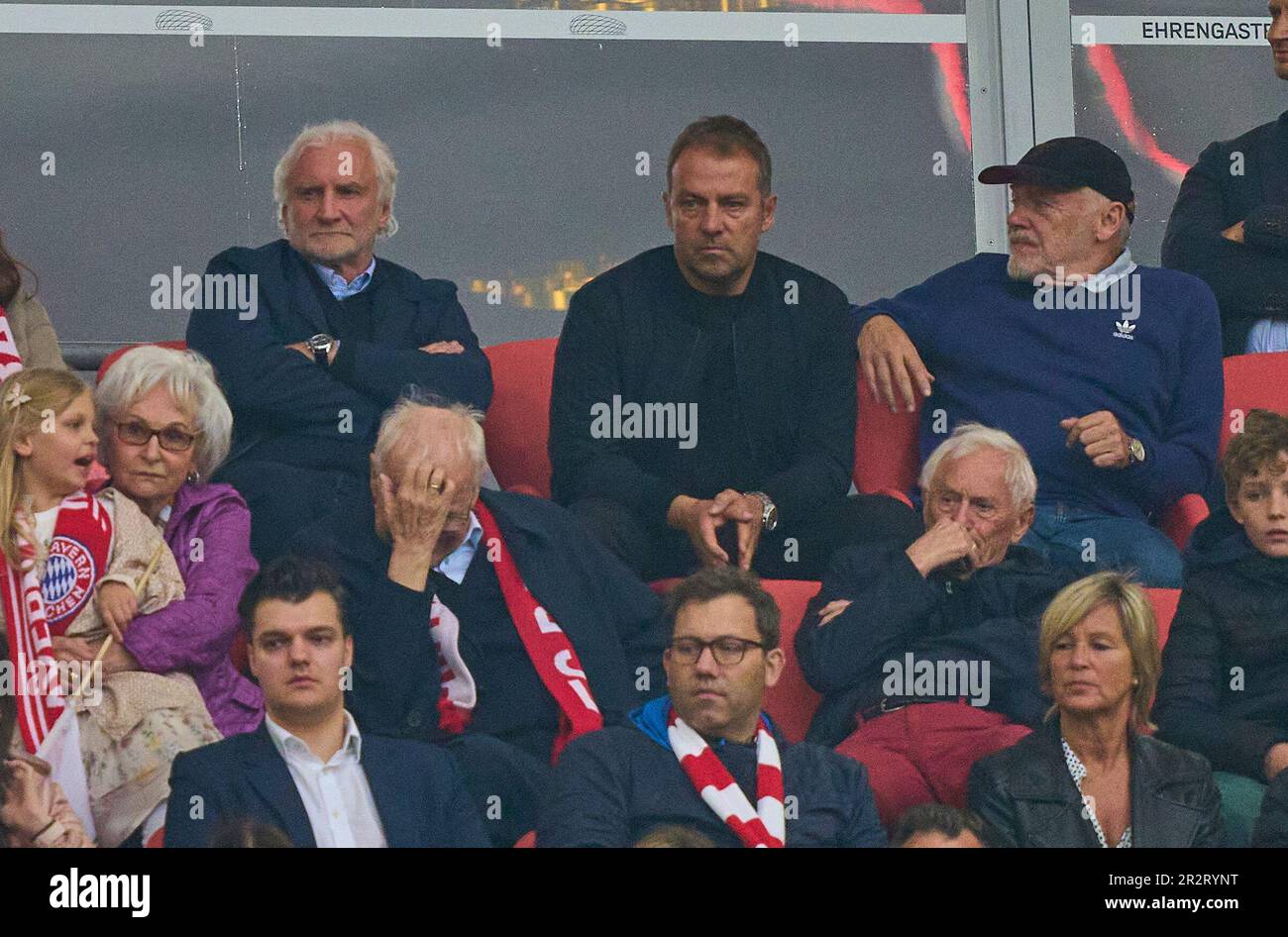 Rudi Völler (DFB Sportdirektor), directeur du DFB Hans-Dieter Hansi Flick , Bundetrainer, formateur national, Hermann GERLAND, (der Tiger) entraîneur adjoint du FCB, dans le match FC BAYERN MUENCHEN - RB LEIPZIG 1-3 1.Ligue allemande de football sur 20 mai 2023 à Munich, Allemagne. Saison 2022/2023, match jour 33, 1.Bundesliga, FCB, München, 33.balise Spieltag. © Peter Schatz / Alamy Live News - LE RÈGLEMENT DFL INTERDIT TOUTE UTILISATION DE PHOTOGRAPHIES comme SÉQUENCES D'IMAGES et/ou QUASI-VIDÉO - Credit: Peter Schatz/Alamy Live News Banque D'Images