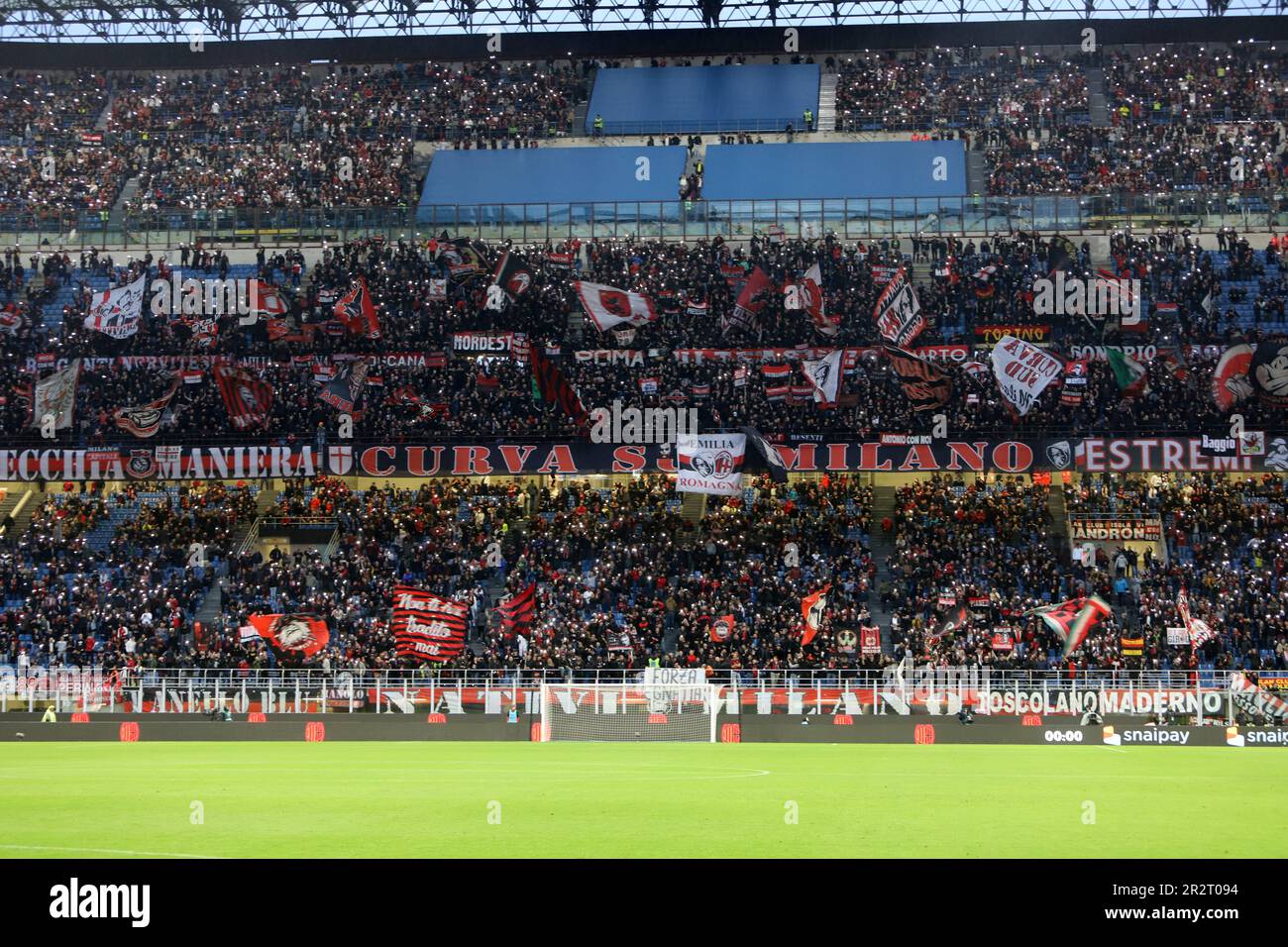 Milan, Italie. 20th mai 2023. Milan 20 mai 2023 Stadio G Meazza série de championnat italien A Tim 2022/23 AC Milan - UC Sampdoria dans la photo : drapeaux a.c. milan supporters crédit: Kines Milano/Alay Live News Banque D'Images