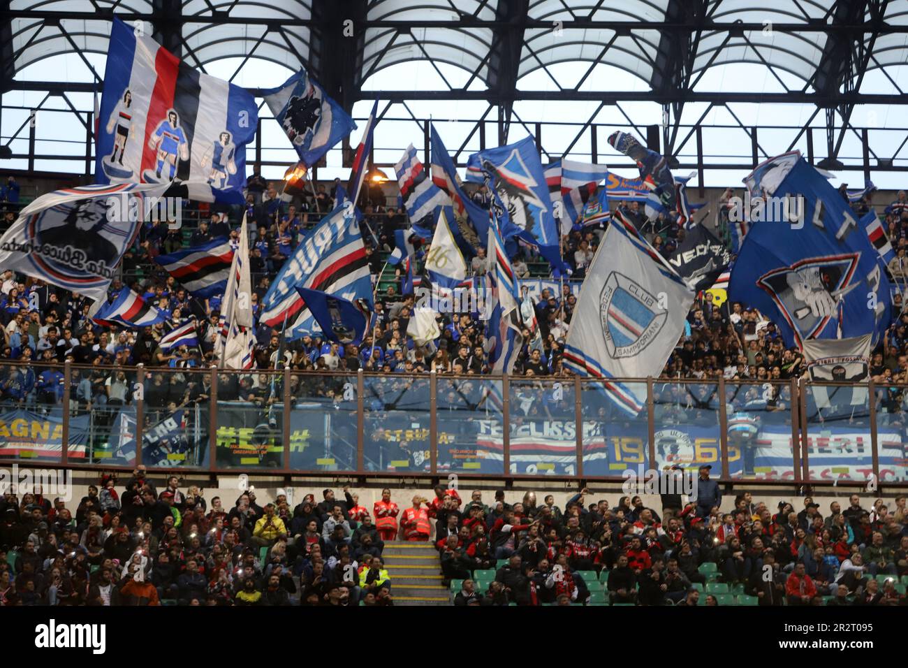 Milan, Italie. 20th mai 2023. Milan 20 mai 2023 Stadio G Meazza série de Championnat d'Italie A Tim 2022/23 AC Milan - UC Sampdoria dans la photo : drapeaux ventilateurs de sampdoria crédit: Kines Milano/Alay Live News Banque D'Images