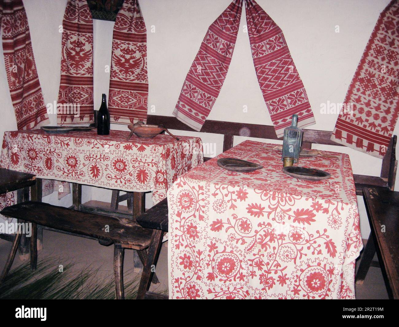 Pereyaslav, Ukraine, 12 juin 2007. L'intérieur des vieilles maisons ukrainiennes, les murs sont décorés de serviettes brodées et les tables sont décorées Banque D'Images