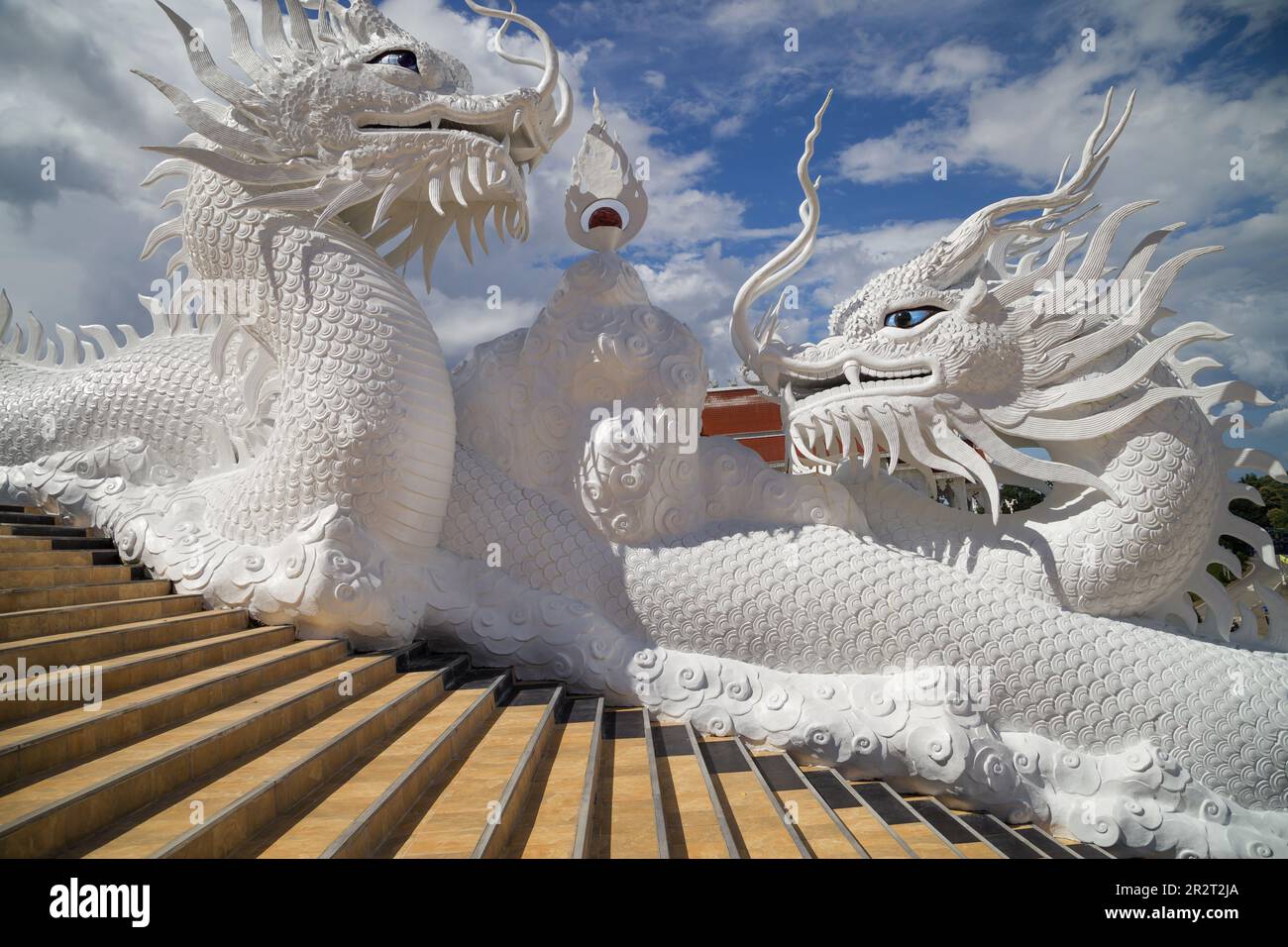 Dragons de gardien au Wat Huay Pla Kang, Chiang Rai, Thaïlande. Banque D'Images