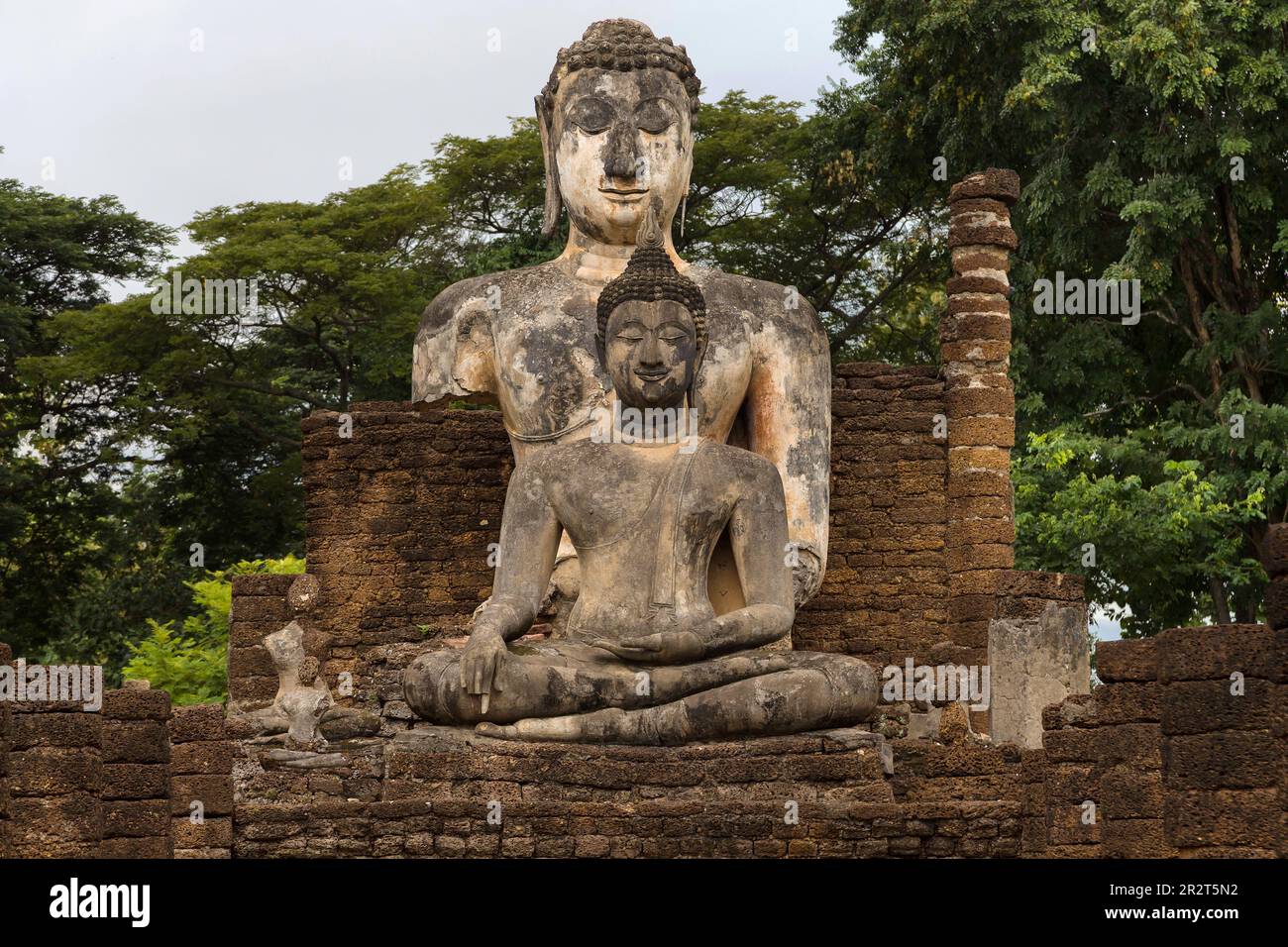 Assis Buddhas au Wat Phra si Rattana Mahathe à si Satchanalai, Thaïlande. Banque D'Images