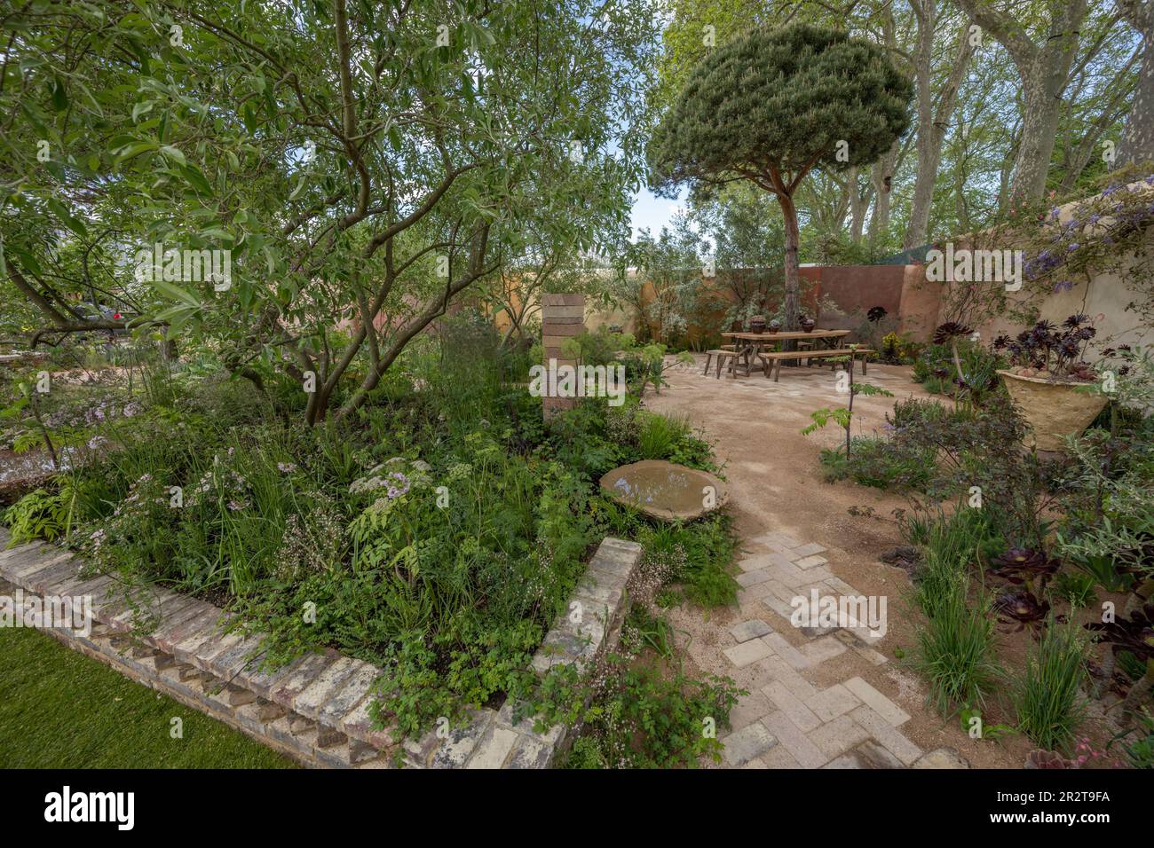 Royal Hospital Chelsea, Londres, Royaume-Uni. 21st mai 2023. Avant l'ouverture du RHS Chelsea Flower Show (22-27 mai), le plus grand spectacle de fleurs du monde. Image: Le jardin des paysages de la culture, le jardin d'exposition. Concepteur : Sarah Price. L'atmosphère et l'inspiration du jardin ont été tirées des peintures de Cedric Morris et des plantes recueillies et produites par Cedric dans son jardin à Benton End, Hadleigh. Cedric est devenu célèbre pour la reproduction et la peinture de l'iris barbu, cultivant environ 1000 nouveaux semis chaque année et produisant au moins 90 variétés nommées. Crédit : Malcolm Park/Alay Live News Banque D'Images