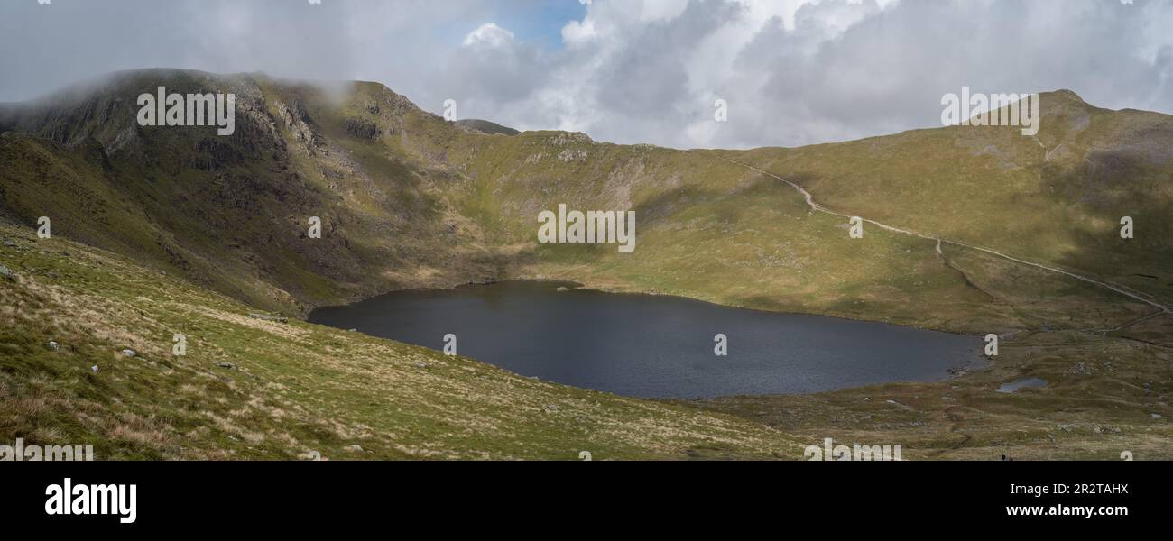 Tarn rouge avec Helvellyn mountien couvert de brume, cumbria, quartier des lacs anglais Banque D'Images