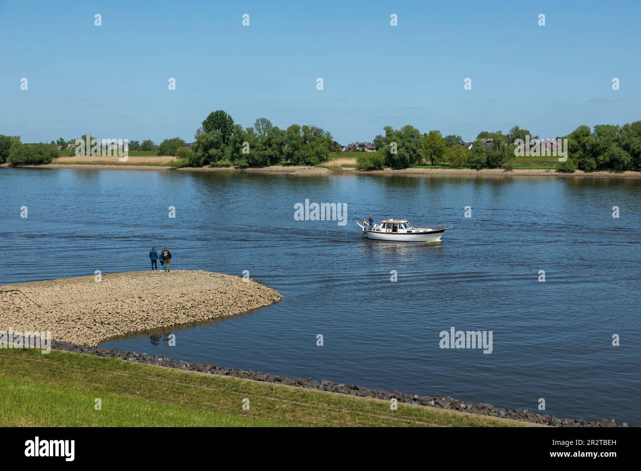 Personnes, bateau, groin, rivière Elbe, Hoopte, Winsen (Luhe), Basse-Saxe, de l'autre côté de la rivière se trouve Zollenspieker, Hambourg, Allemagne Banque D'Images