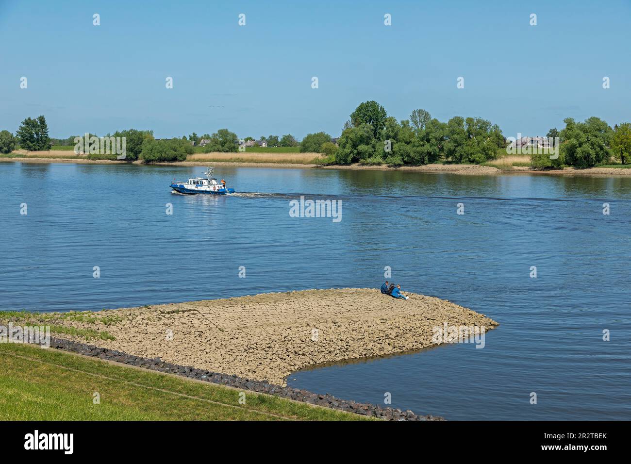 Personnes, bateau, groin, rivière Elbe, Hoopte, Winsen (Luhe), Basse-Saxe, de l'autre côté de la rivière se trouve Zollenspieker, Hambourg, Allemagne Banque D'Images