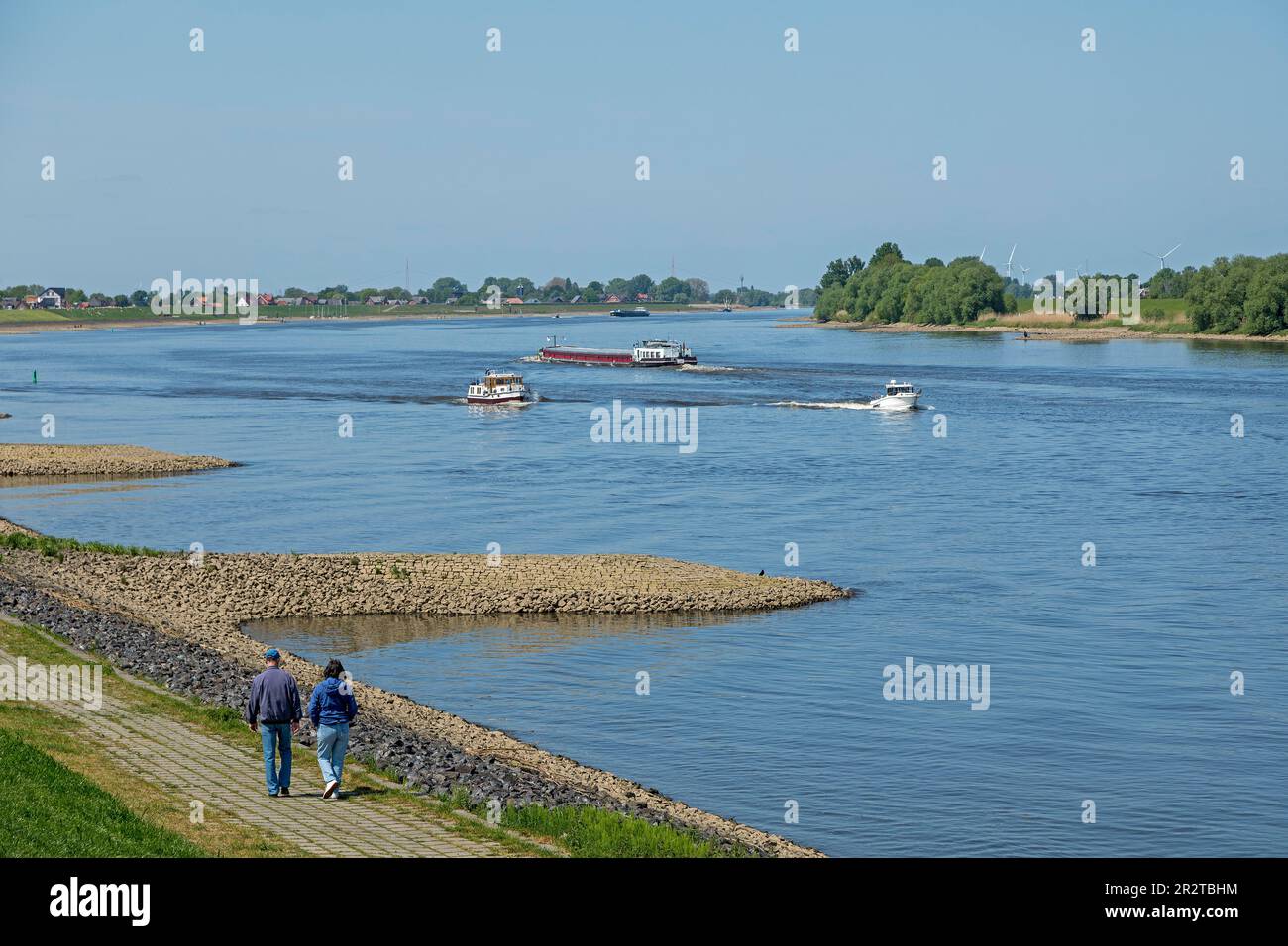 Personnes, bateaux, groin, rivière Elbe, Hoopte, Winsen (Luhe), Basse-Saxe, de l'autre côté de la rivière se trouve Zollenspieker, Hambourg, Allemagne Banque D'Images