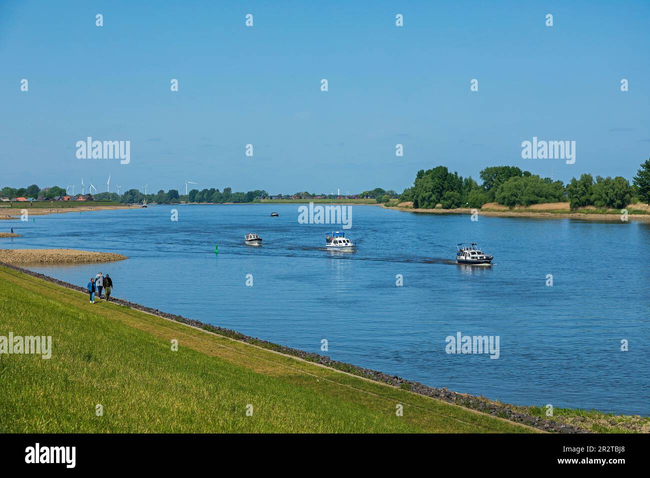 Personnes, bateaux, groin, rivière Elbe, Hoopte, Winsen (Luhe), Basse-Saxe, de l'autre côté de la rivière se trouve Zollenspieker, Hambourg, Allemagne Banque D'Images