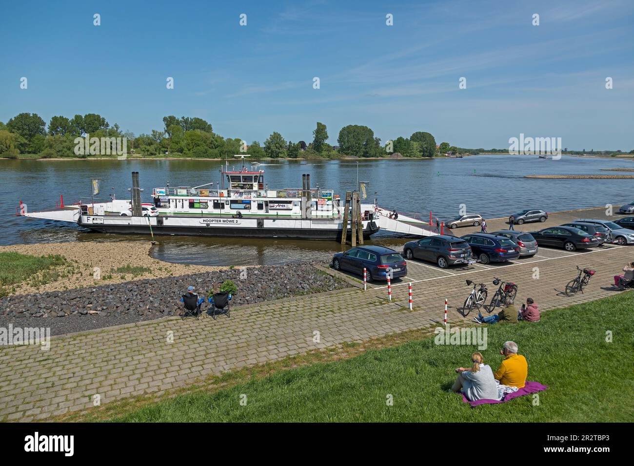 Rivière Elbe, gens, voitures allant sur Zollenspieker-Hoopte ferry, Hoopte, Winsen (Luhe), Basse-Saxe, Allemagne Banque D'Images