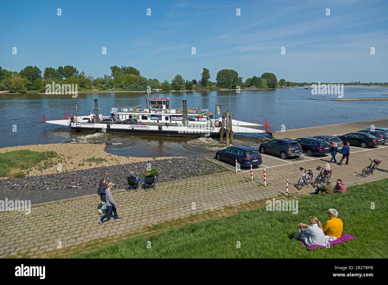 Rivière Elbe, gens, ferry Zollenspieker-Hoopte au niveau de l'atterrissage, Hoopte, Winsen (Luhe), Basse-Saxe, Allemagne Banque D'Images