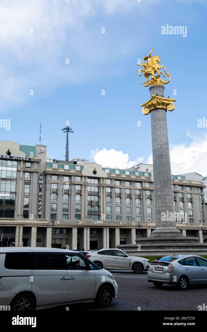 La place de la liberté ou la place de la liberté est située dans le centre de Tbilissi, Géorgie, avenue Rustaveli. Hôtel GMT Plaza et St. Monument George Banque D'Images