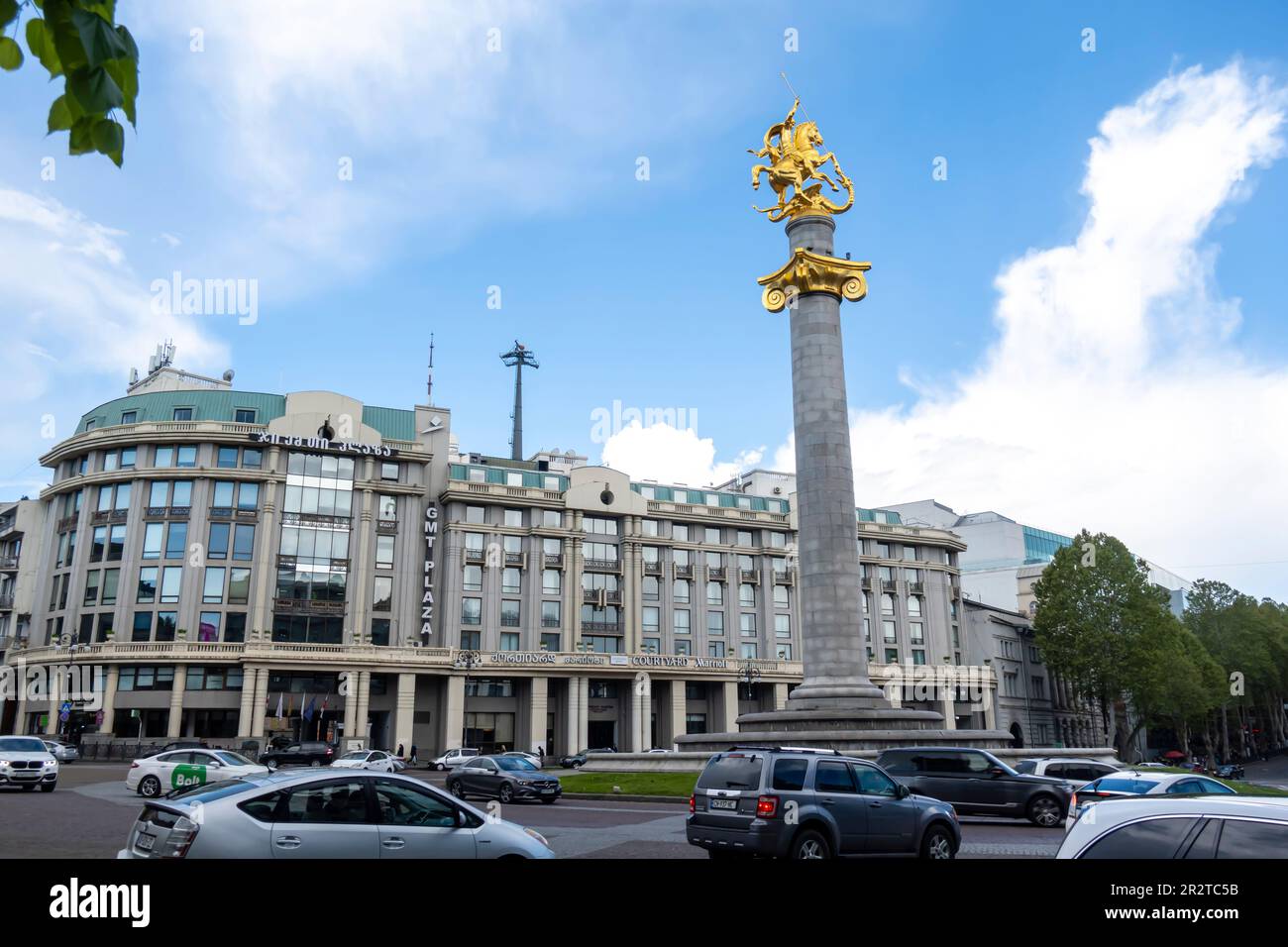 La place de la liberté ou la place de la liberté est située dans le centre de Tbilissi, Géorgie, avenue Rustaveli. Hôtel GMT Plaza et St. Monument George Banque D'Images