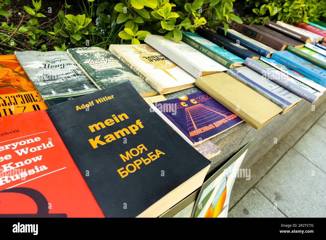 Mein Kampf Livre par Adolf Hitler. 1925. Vendu sur le marché du livre de rue à Tbilissi en Géorgie Banque D'Images