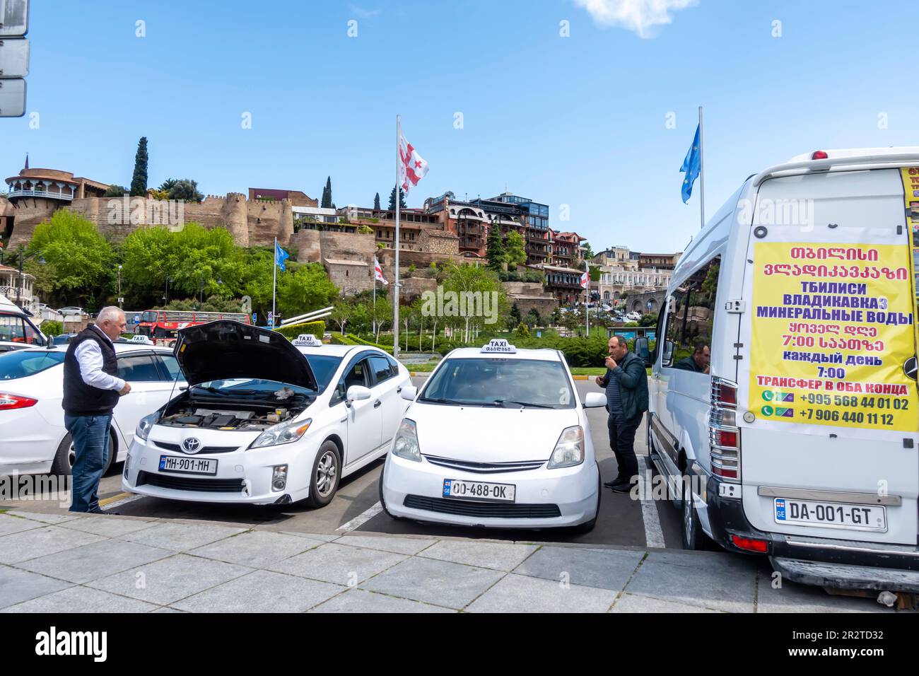 Taxi, taxi, chauffeur de taxi dans la vieille ville historique de Tbilissi, Géorgie Banque D'Images