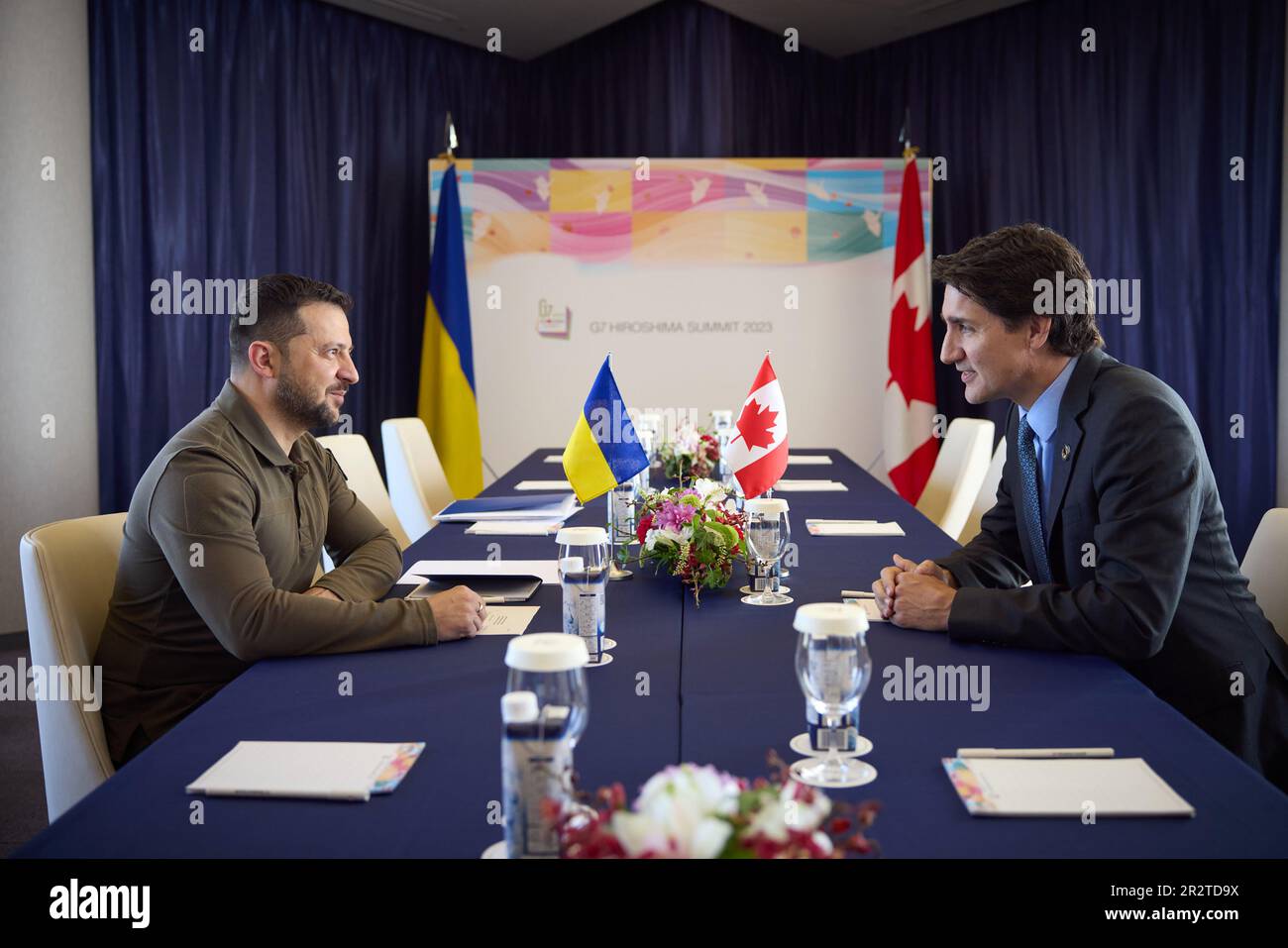 Hiroshima, Japon. 21st mai 2023. Le président ukrainien, Volodymyr Zelensky (L), rencontre le premier ministre canadien Justin Trudeau dimanche, 21 mai 2023, le dernier jour d'un sommet de trois jours du G-7 à Hiroshima, au Japon. Le dernier jour du sommet des dirigeants du Groupe des sept est en cours dans la ville d'Hiroshima, dans l'ouest du Japon, en mettant l'accent sur le président ukrainien Volodymyr Zelensky et ses entretiens avec les dirigeants internationaux. Photo du Président ukrainien Bureau de presse/ crédit: UPI/Alamy Live News Banque D'Images