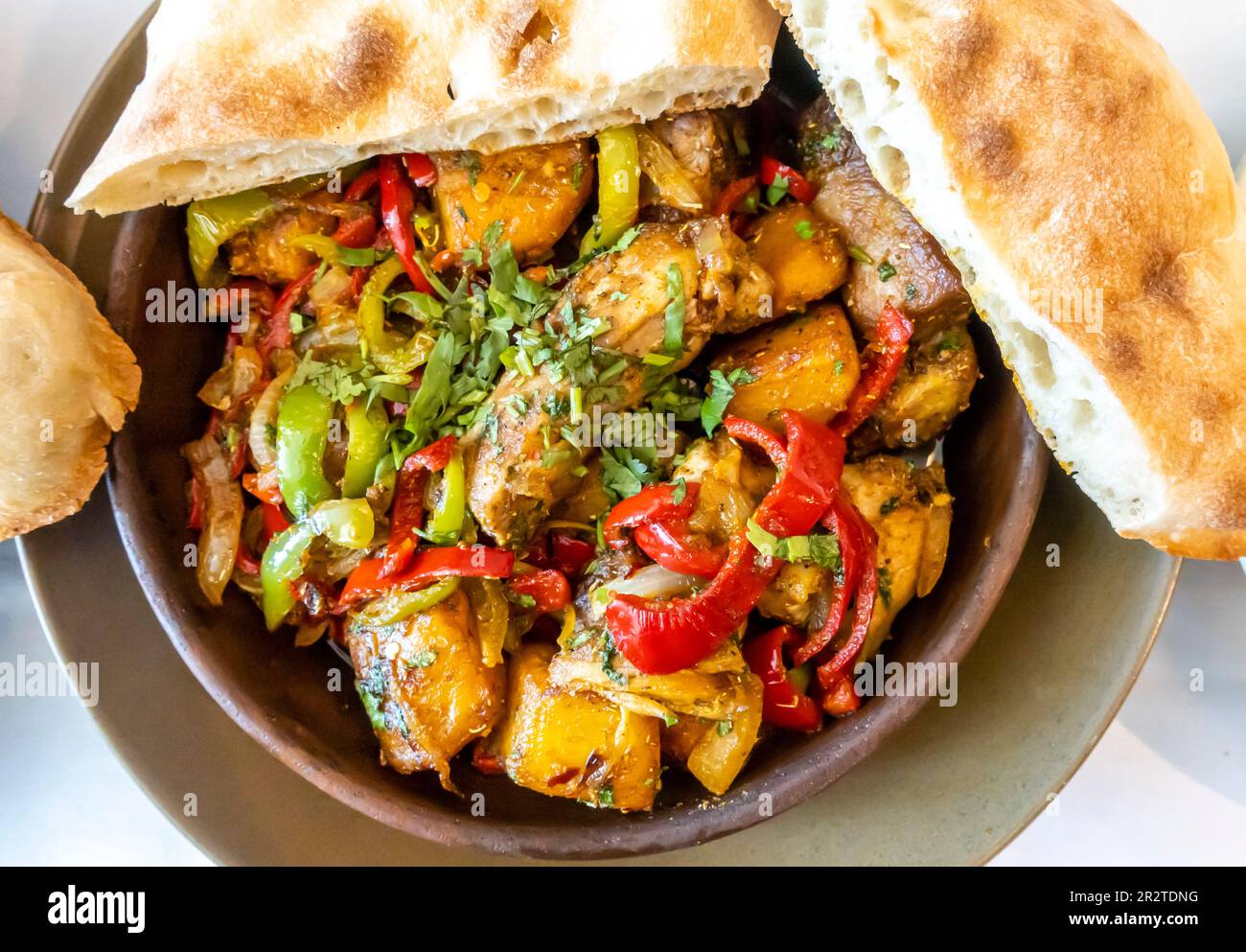 Odjakhuri - viande avec un barade de viande avec des pommes de terre, des herbes et des légumes. La nourriture géorgienne ojahuri signifie « famille ». Banque D'Images