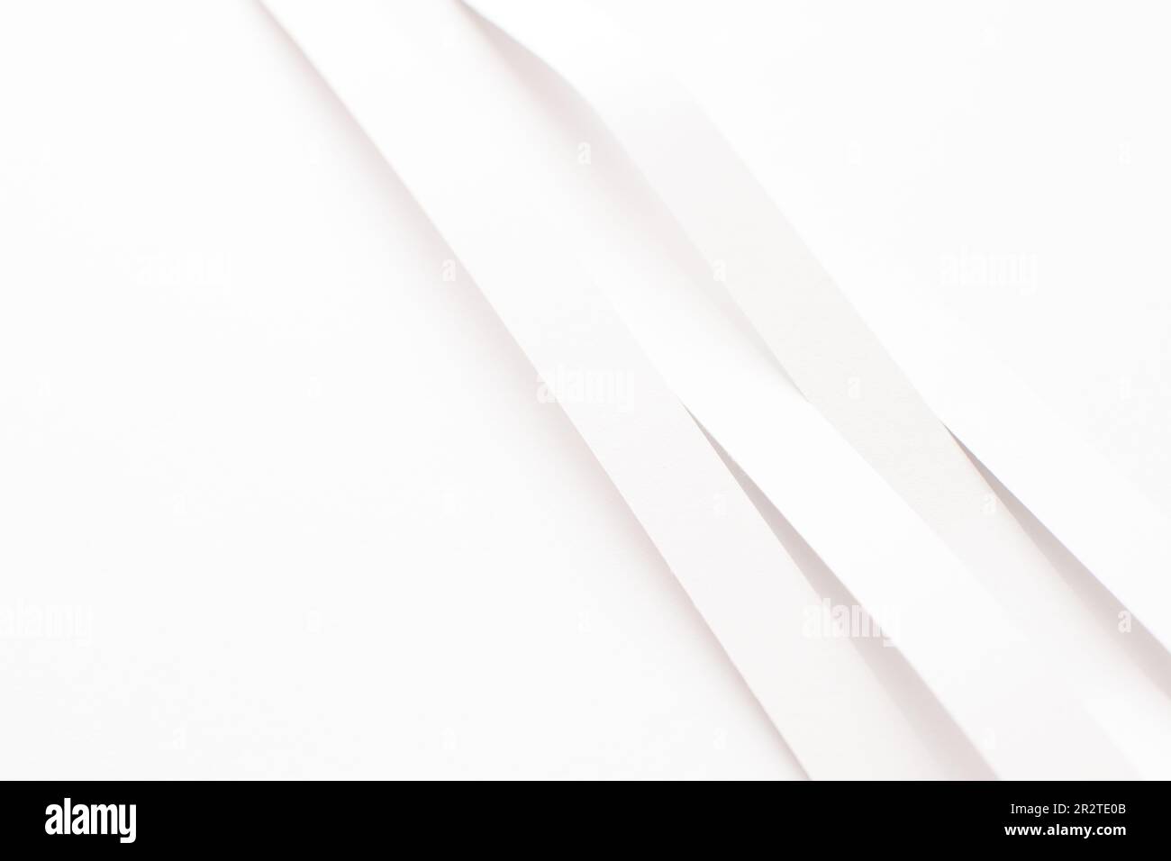 Arrière-plan blanc abstrait avec 3D bandes blanches courbes, espace de copie Banque D'Images