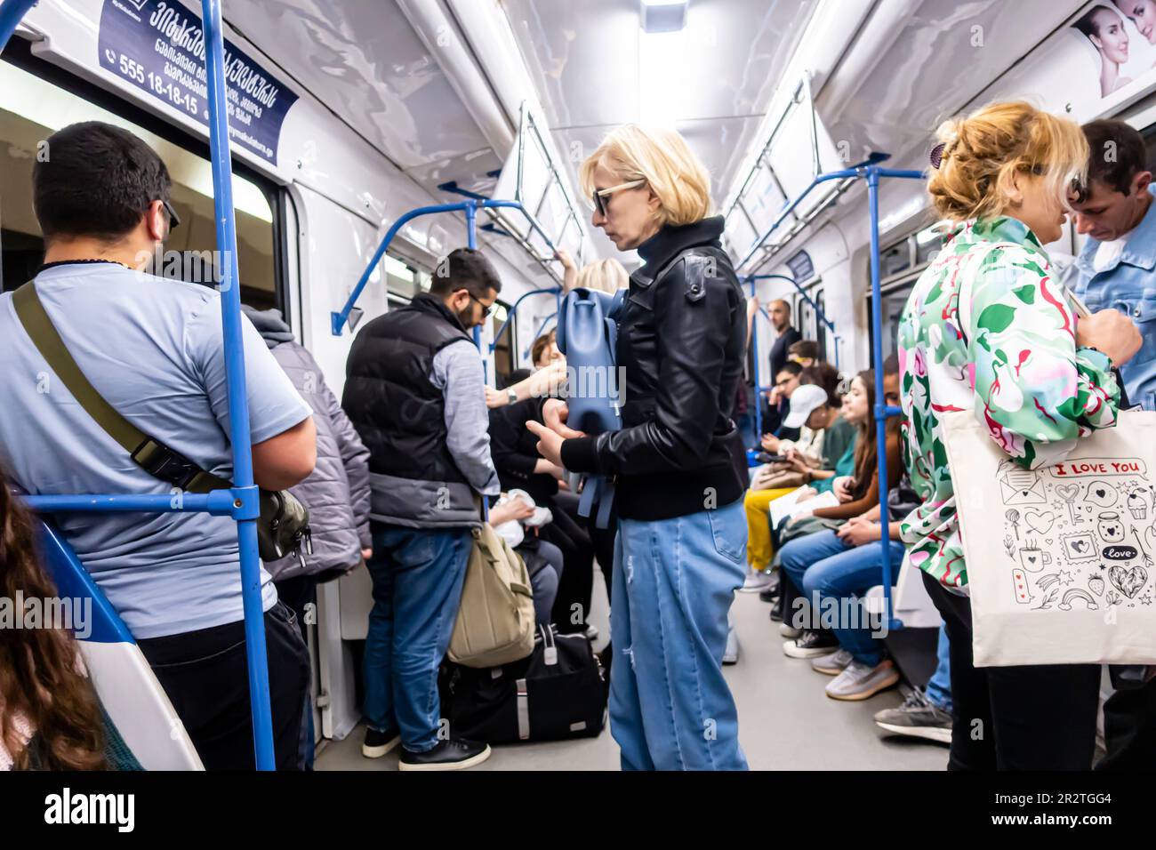 Passagers à l'intérieur d'un métro dans le métro de Tbilissi. Navetteurs dans le métro Tbilissi, train de voyageurs métro Tbilissi Géorgie Banque D'Images