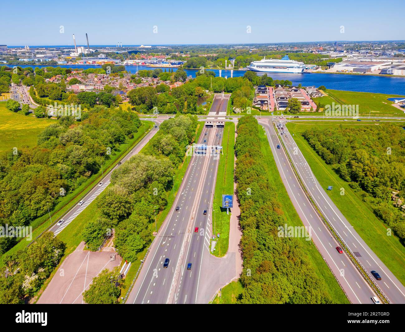 Point de vue de Drone à angle élevé sur le tunnel Velser à Velsen, pays-Bas du Nord. Il passe sous le canal de la mer du Nord et a ouvert ses portes en 1957. Banque D'Images