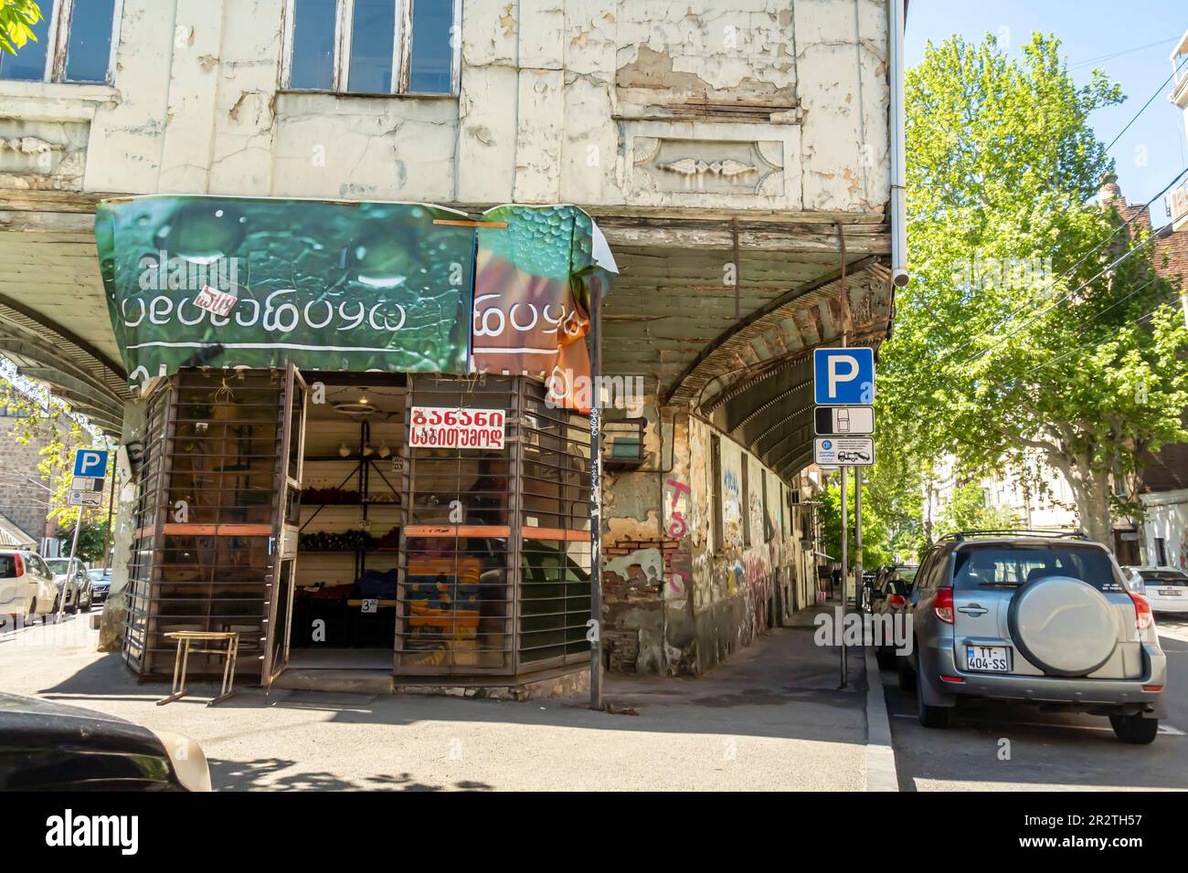 Ancienne architecture de Tbilissi, bâtiment délavant, façade de l'ancien magasin. Rue Kiev vieille ville Tbilissi Géorgie Banque D'Images