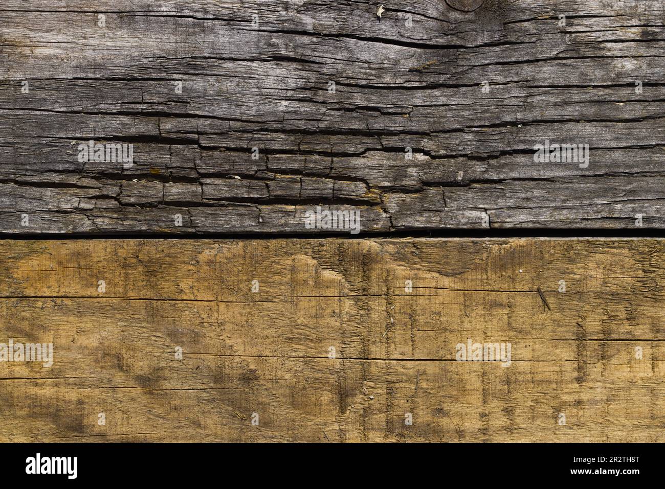 Anciennes cartes brutes disposées en rangée. Texture du bois brut. Banque D'Images