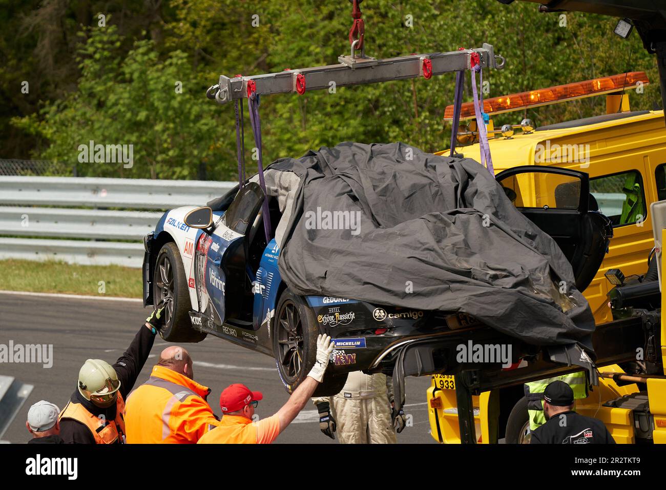 21 mai 2023, Rhénanie-Palatinat, Nürburg : les secouristes récupèrent la  Porsche 718 Cayman GT4 Clubsport de l'équipe W&S-Motorsport. Le chauffeur  Jürgen Vöhringer avait repris le contrôle dans la section Stefan Belloff-S  et