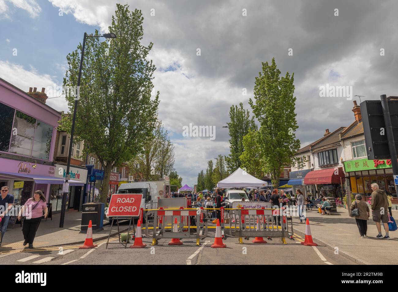 Westcliff on Sea, Royaume-Uni. 21st mai 2023. Les gens profitent de la route fermée pour profiter du festival Hamlet court Road in Harmony. De nombreux organismes de bienfaisance, magasins et restaurants locaux ont des stands dans la rue, avec une scène musicale pour se divertir. Penelope Barritt/Alamy Live News Banque D'Images