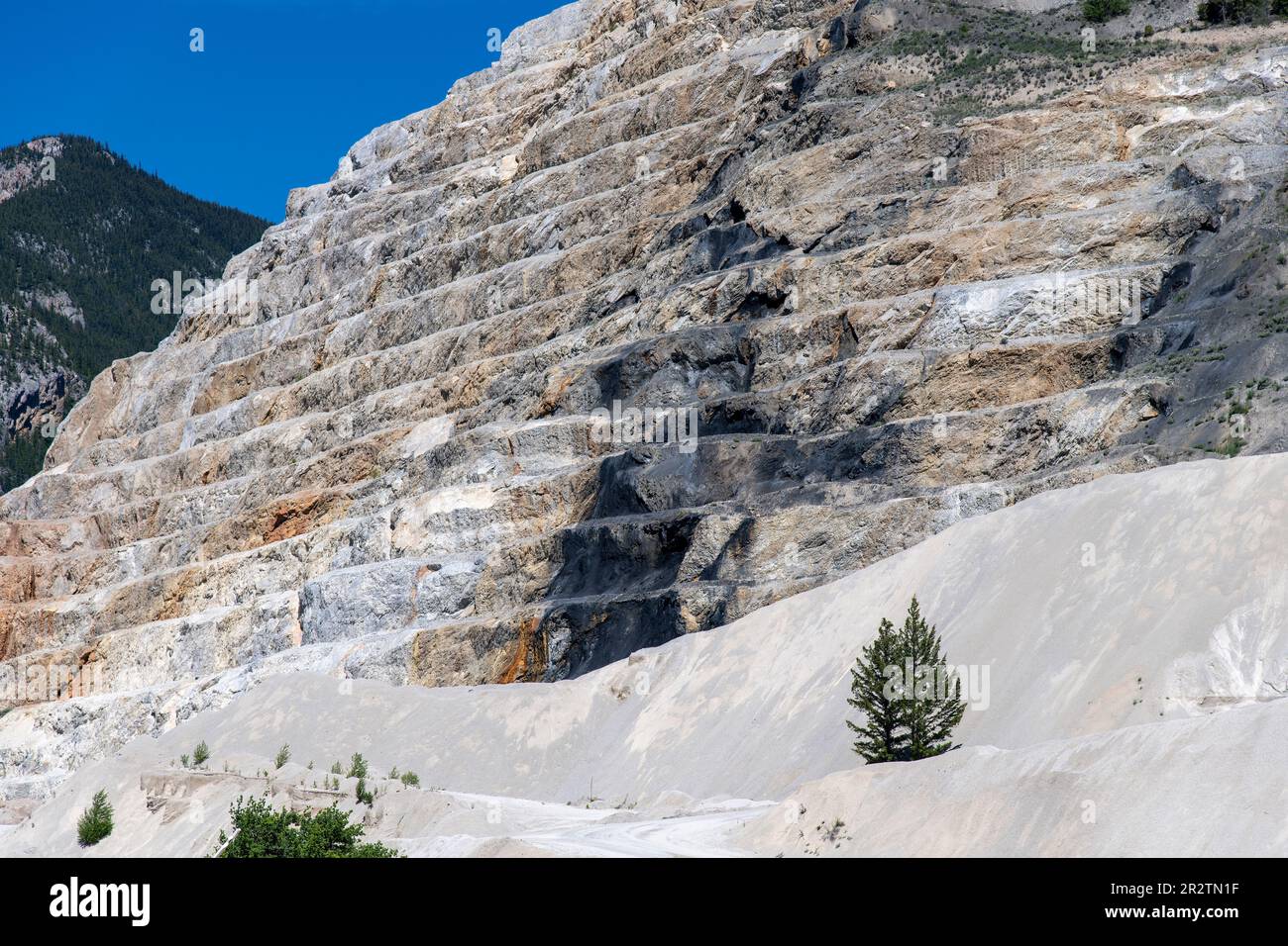 Vue à angle bas des terrasses industrielles dans une ancienne carrière de calcaire sur le flanc d'une montagne en Colombie-Britannique, dans l'Ouest du Canada, contenant du calcium et du magnésium Banque D'Images