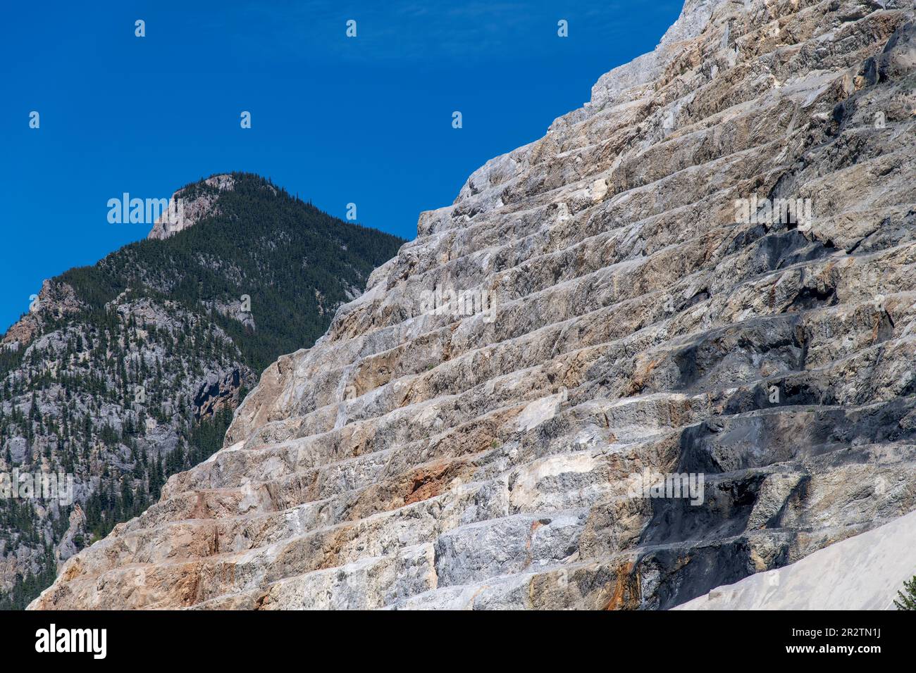 Vue à angle bas des terrasses industrielles dans une ancienne carrière de calcaire sur le flanc d'une montagne en Colombie-Britannique, dans l'Ouest du Canada, contenant du calcium et du magnésium Banque D'Images