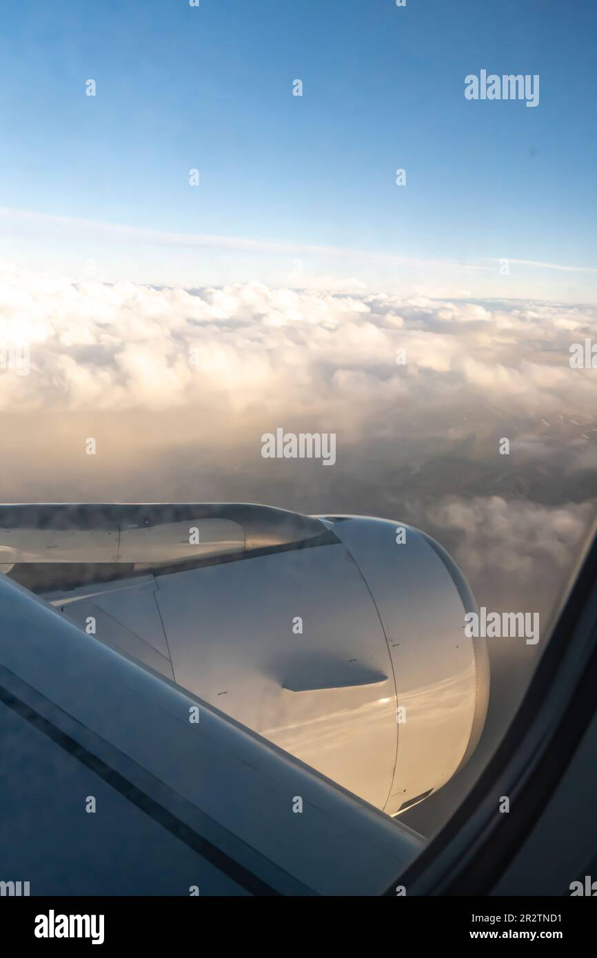 Nuages vus à travers le moteur de jet - vue aérienne depuis un siège de fenêtre d'avion Banque D'Images