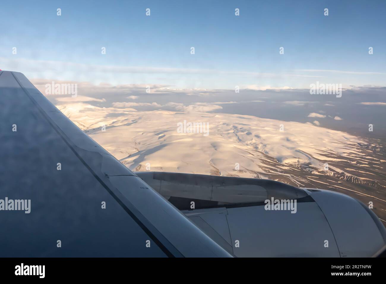 Montagnes du Caucase arménien - vue aérienne d'un siège de fenêtre d'avion Banque D'Images